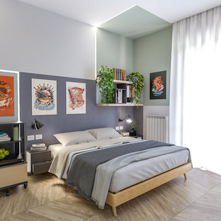 Ejemplo de dormitorio principal, industrial, grande, con paredes multicolor y suelo de madera clara
