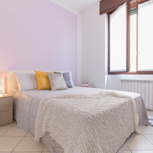 Ispirazione per una camera degli ospiti design con pareti bianche e pavimento beige