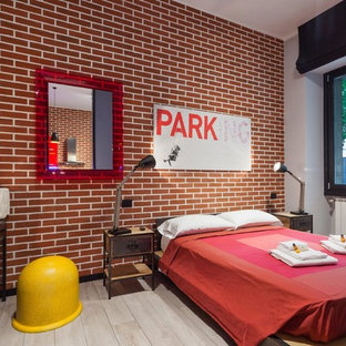 Modelo de dormitorio tipo loft, industrial, pequeño, con paredes rojas y suelo de baldosas de porcelana