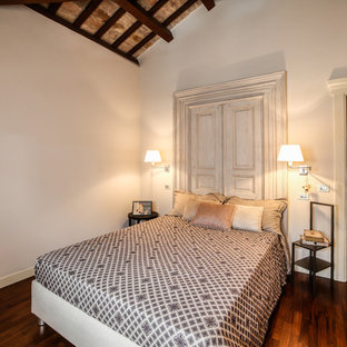 Esempio di una camera matrimoniale mediterranea con parquet scuro, pavimento marrone e pareti beige