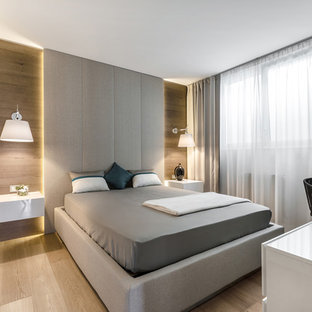 Immagine di una camera da letto contemporanea con parquet chiaro e nessun camino