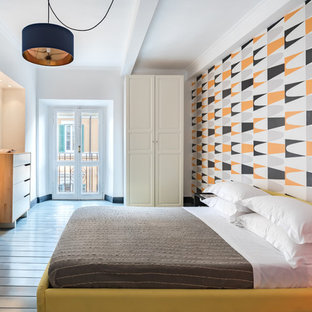 Ispirazione per una camera da letto contemporanea con pareti bianche, pavimento in legno verniciato e pavimento grigio