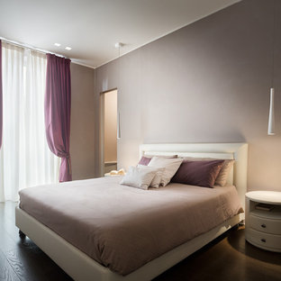 Idées déco pour une chambre contemporaine avec un mur gris et un sol en bois foncé.