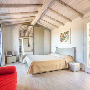 Idee per una camera da letto stile marino con pareti bianche e pavimento grigio