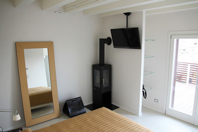 Diseño de dormitorio principal actual pequeño con estufa de leña