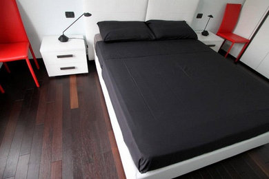 This is an example of a contemporary bedroom in Naples.