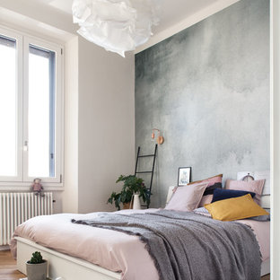 Esempio di una camera da letto chic con pareti bianche, pavimento in legno massello medio e pavimento marrone