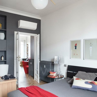 Ispirazione per una camera da letto design con pareti grigie, parquet chiaro e pavimento beige
