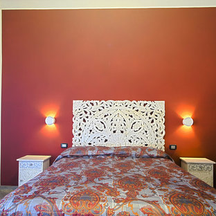 Diseño de dormitorio principal, asiático, con paredes rojas, suelo de baldosas de porcelana y suelo gris