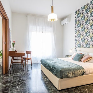 Imagen de dormitorio principal y papel pintado, nórdico, papel pintado, con paredes blancas, suelo de mármol, suelo verde y papel pintado