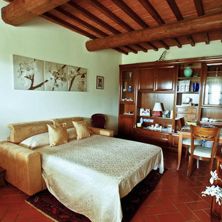 Modelo de habitación de invitados retro, de tamaño medio, con paredes blancas, suelo de ladrillo y suelo rojo