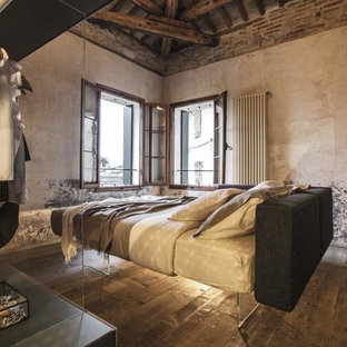 Foto di una camera matrimoniale industriale con parquet scuro, pavimento marrone e nessun camino