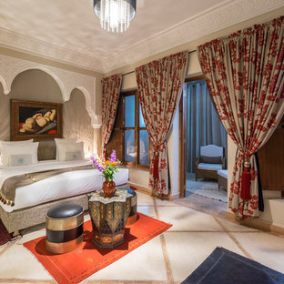 Idee per una camera matrimoniale mediterranea con pareti beige e pavimento beige