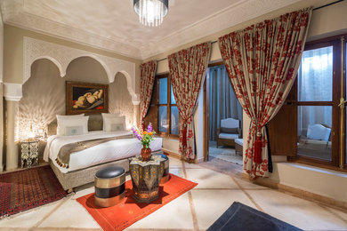Idee per una camera matrimoniale mediterranea con pareti beige e pavimento beige