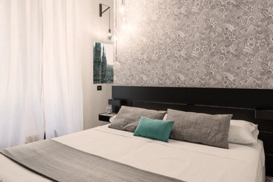 Foto di una piccola camera da letto stile loft design con pareti bianche, pavimento in vinile e pavimento marrone