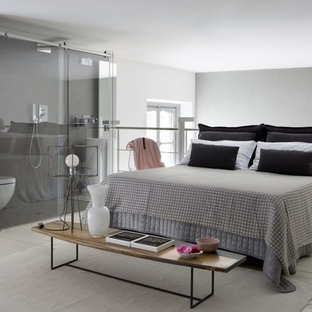 Idee per una camera da letto stile loft contemporanea di medie dimensioni con pavimento bianco, pareti bianche e pavimento in legno verniciato