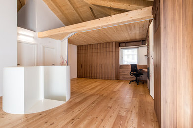 Modelo de dormitorio tipo loft rústico pequeño con suelo de madera clara