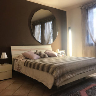 Diseño de dormitorio principal, moderno, de tamaño medio, sin chimenea, con paredes marrones, suelo de travertino y suelo rosa