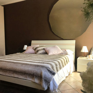 Foto de dormitorio principal, minimalista, de tamaño medio, sin chimenea, con paredes marrones, suelo de travertino y suelo rosa