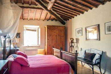 フィレンツェにあるカントリー風のおしゃれな寝室