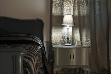 トゥーリンにある中くらいなトラディショナルスタイルのおしゃれな寝室 (グレーの壁、テラコッタタイルの床、茶色い床) のレイアウト