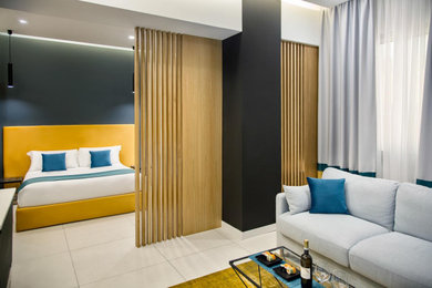 Пример оригинального дизайна: спальня в стиле модернизм с полом из керамогранита и белым полом