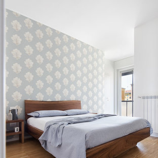 Idee per una camera da letto minimal con pareti bianche, pavimento in vinile e pavimento marrone