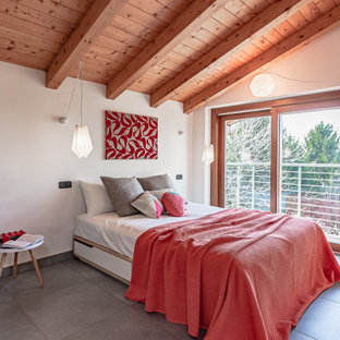 Ispirazione per una camera da letto contemporanea con pareti bianche, pavimento grigio e soffitto in legno