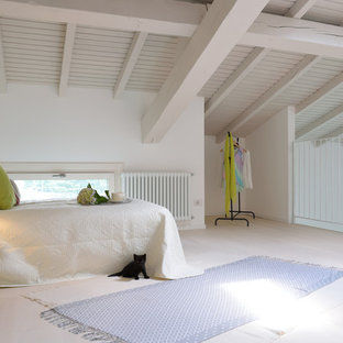 Foto di una camera da letto stile loft mediterranea con pareti bianche, parquet chiaro e pavimento beige