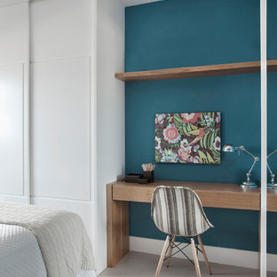Diseño de dormitorio principal, costero, pequeño, con paredes azules, suelo de baldosas de porcelana y suelo beige