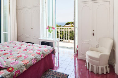 ナポリにある地中海スタイルのおしゃれな寝室のレイアウト