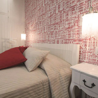 Imagen de dormitorio principal, de estilo de casa de campo, pequeño, con paredes rojas, suelo vinílico y suelo gris