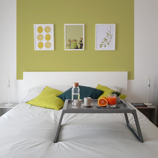 Immagine di una camera da letto contemporanea con pareti verdi