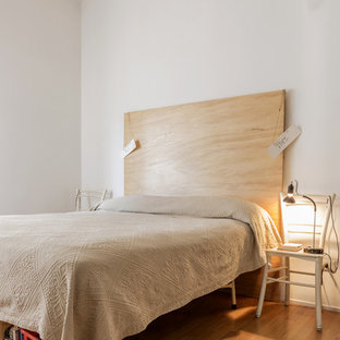 Esempio di una piccola camera da letto contemporanea con pareti bianche e parquet chiaro