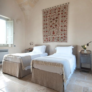 Idee per una camera da letto mediterranea con pareti beige e pavimento beige
