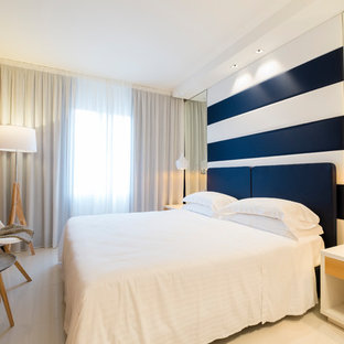 Esempio di una camera matrimoniale minimal di medie dimensioni con pavimento in gres porcellanato, pareti beige e pavimento beige