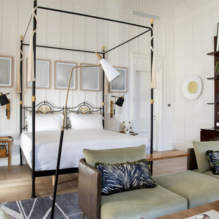 Idee per una grande camera matrimoniale design con pareti bianche, parquet chiaro e pavimento beige