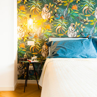 Modelo de dormitorio principal, contemporáneo, de tamaño medio, con suelo de madera pintada