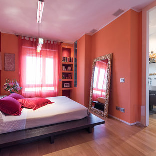 Idee per una camera matrimoniale design di medie dimensioni con pareti rosse e parquet chiaro