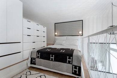 Immagine di una piccola camera da letto minimalista con pavimento marrone