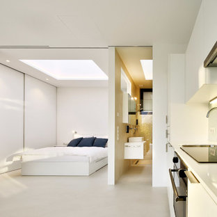 Imagen de dormitorio principal, minimalista, con paredes blancas y suelo de baldosas de porcelana