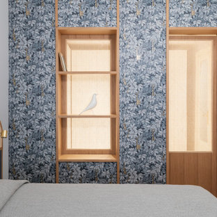 Esempio di una camera matrimoniale nordica di medie dimensioni con pareti grigie, parquet chiaro, nessun camino, soffitto a volta e carta da parati