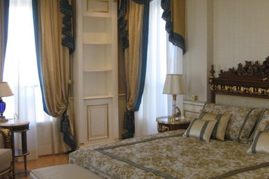 Diseño de dormitorio principal clásico grande con suelo de madera oscura, suelo marrón y paredes beige