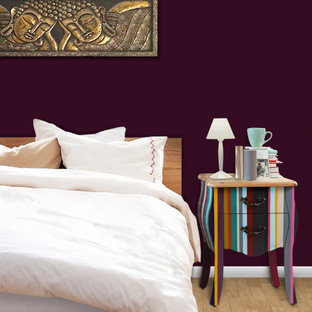 Imagen de dormitorio principal, asiático, pequeño, sin chimenea, con paredes púrpuras, suelo laminado y suelo marrón
