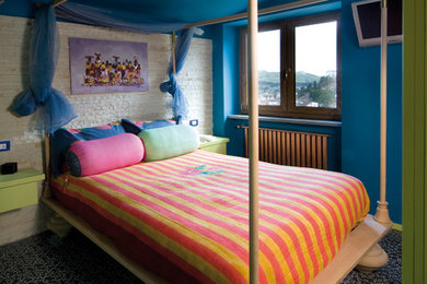 Imagen de dormitorio principal bohemio de tamaño medio sin chimenea con paredes multicolor, moqueta y suelo negro