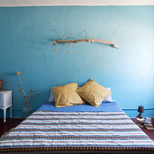 Diseño de dormitorio principal, mediterráneo, con paredes azules, suelo de baldosas de terracota y suelo rojo
