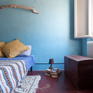 Imagen de dormitorio principal, mediterráneo, con paredes azules, suelo de baldosas de terracota y suelo rojo
