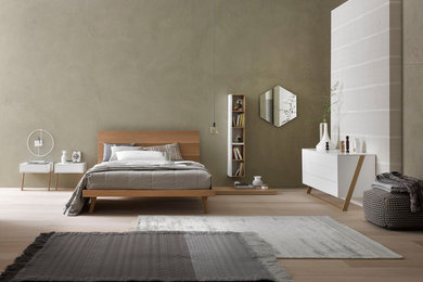 ヴェネツィアにある広いコンテンポラリースタイルのおしゃれな主寝室 (緑の壁、淡色無垢フローリング) のレイアウト