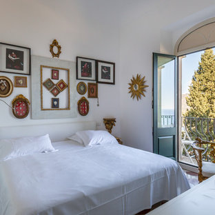 Esempio di una camera da letto mediterranea di medie dimensioni con pareti bianche e pavimento multicolore