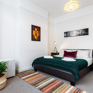 Esempio di una camera da letto design con pareti bianche, moquette e pavimento grigio